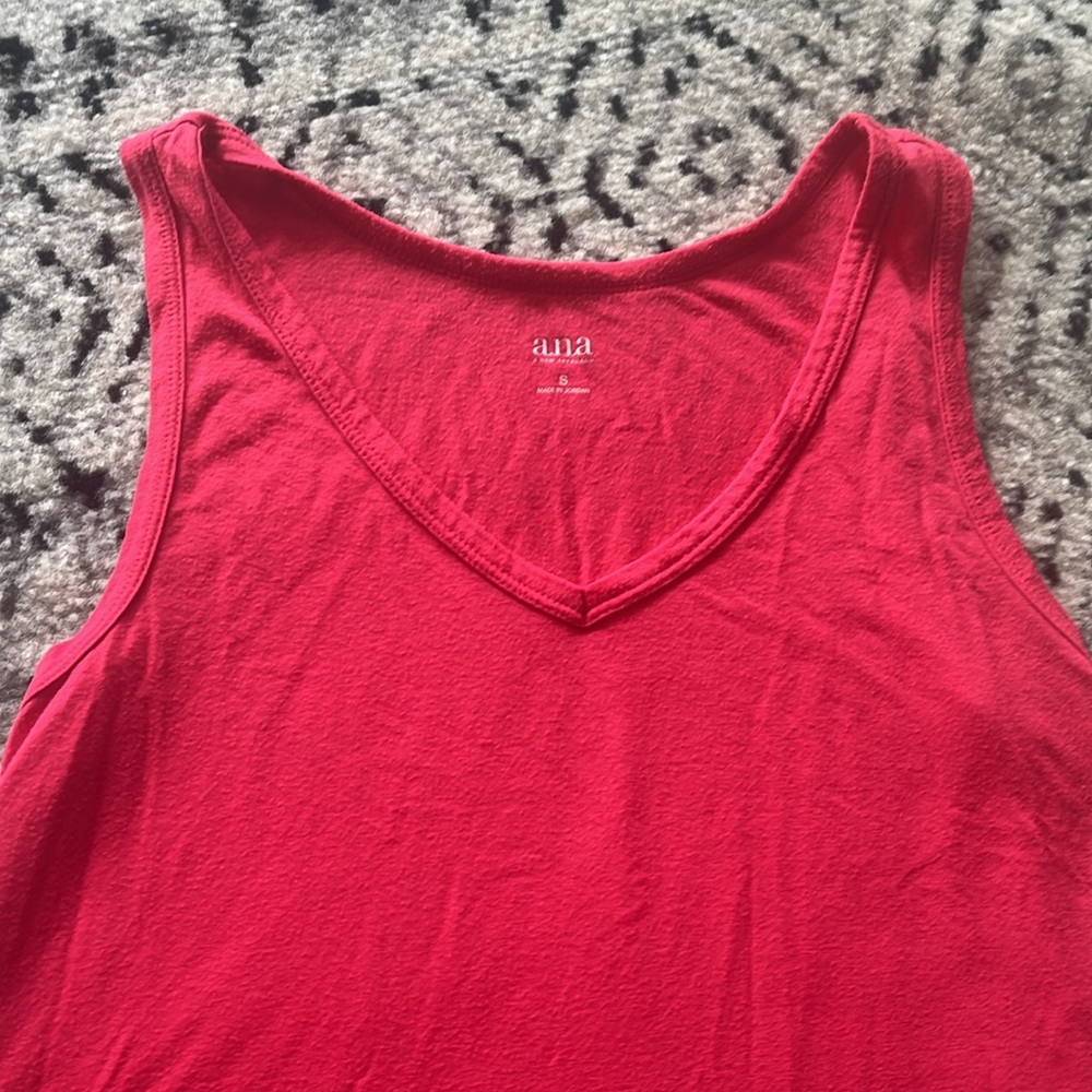 V Neck High-Low Tank - Picture 3 of 6